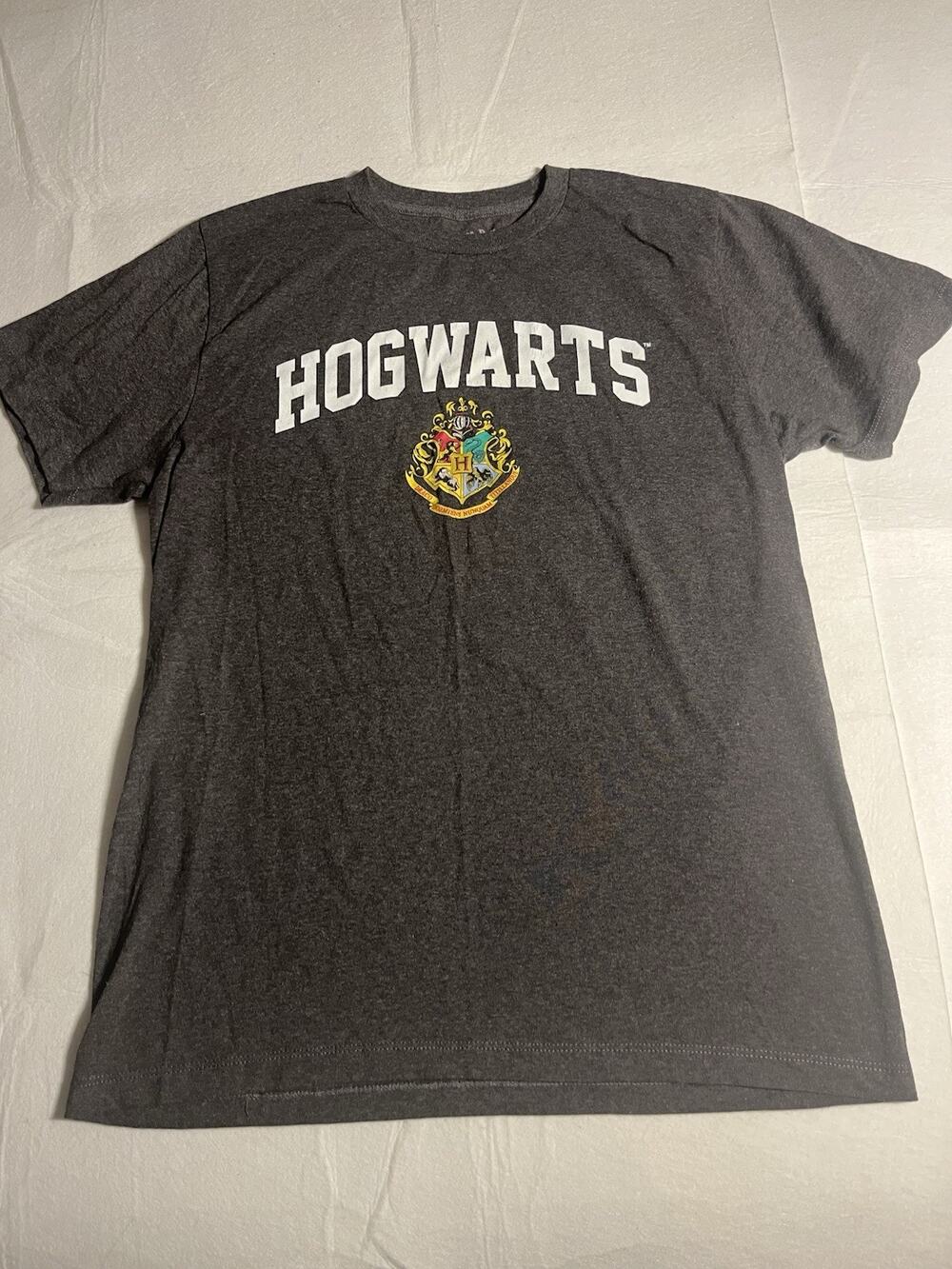 Harry Potter Hogwarts Crest Men’s Medium Gray Graphic T-Shirt Wizarding World